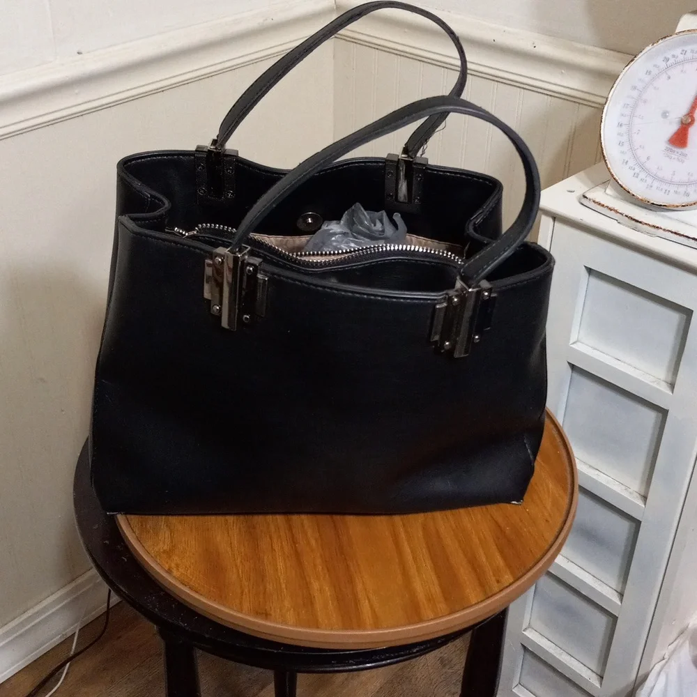 C black faux leather  shoulder bag - Picture 3 of 9